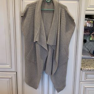 Sweater vest with front pockets